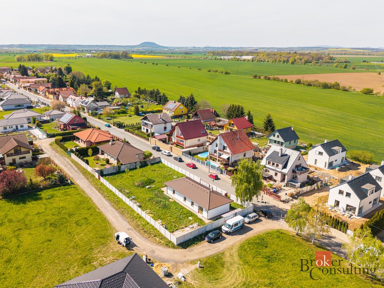 Letecký pohled na okolí pozemku k prodeji v obci Hořín